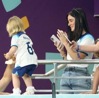Momen Fern Hawkins memberikan dukungan langsung untuk suaminya Harry Maguire tertangkap kamera fotografer. Fern berada di bangku penonton bersama para WAGs Inggris lainnya saat para pasangan mereka bertanding melawan Iran di Piala Dunia Qatar 2022, Senin (21/11/2022). Foto: Getty Images