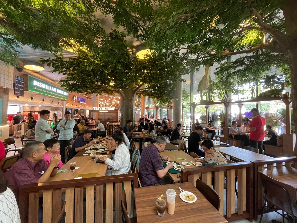 Food court tematik nuansa Jurassic Park di Singapura