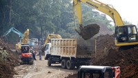 Sejumlah alat berat membersihkan material longsor akibat gempa di Jalan Raya Puncak-Cianjur, Cugenang, Kabupaten Cianjur, Jawa Barat, Selasa (22/11/2022).  