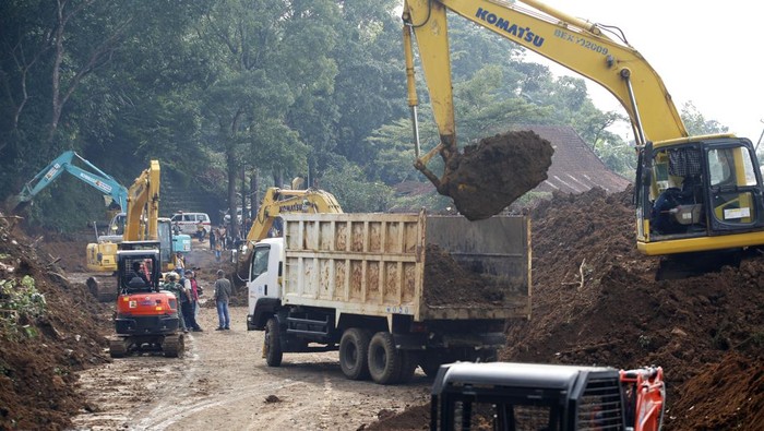 Foto Terkini Akses Jalan Putus Imbas Gempa Cianjur Bisa Dilalui Lagi Sejumlah alat berat membersihkan material longsor akibat gempa di Jalan Raya Puncak-Cianjur, Cugenang, Kabupaten Cianjur, Jawa Barat, Selasa (22/11/2022). Akses jalan yang sebelumnya putus akibat longsor pengerjaannya sudah 65 persen dibersihkan, kini sudah bisa dilalui oleh warga yang ingin melintas dengan berjalan kaki. ANTARA FOTO/Yulius Satria Wijaya/foc.