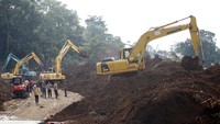 Akses jalan yang sebelumnya putus akibat longsor pengerjaannya sudah 65 persen dibersihkan.  