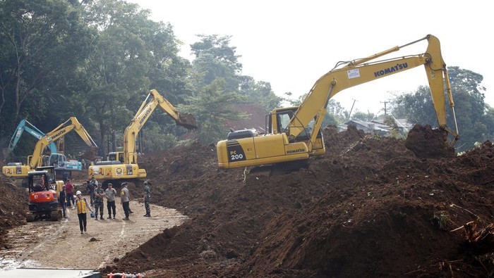 Foto Terkini Akses Jalan Putus Imbas Gempa Cianjur Bisa Dilalui Lagi Sejumlah alat berat membersihkan material longsor akibat gempa di Jalan Raya Puncak-Cianjur, Cugenang, Kabupaten Cianjur, Jawa Barat, Selasa (22/11/2022). Akses jalan yang sebelumnya putus akibat longsor pengerjaannya sudah 65 persen dibersihkan, kini sudah bisa dilalui oleh warga yang ingin melintas dengan berjalan kaki. ANTARA FOTO/Yulius Satria Wijaya/foc.