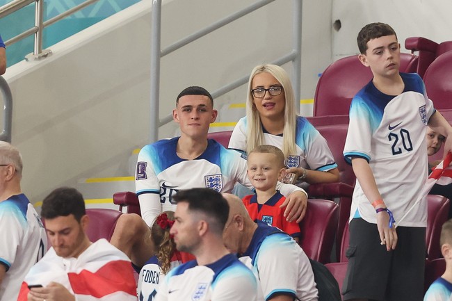Phil Foden merayakan kemenangan timnas Inggris atas Iran bersama kekasihnya Rebecca Cooke. (Foto: Getty Images/Alex Livesey - Danehouse)