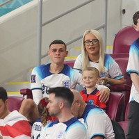 Phil Foden merayakan kemenangan timnas Inggris atas Iran bersama kekasihnya Rebecca Cooke. (Foto: Getty Images/Alex Livesey - Danehouse)