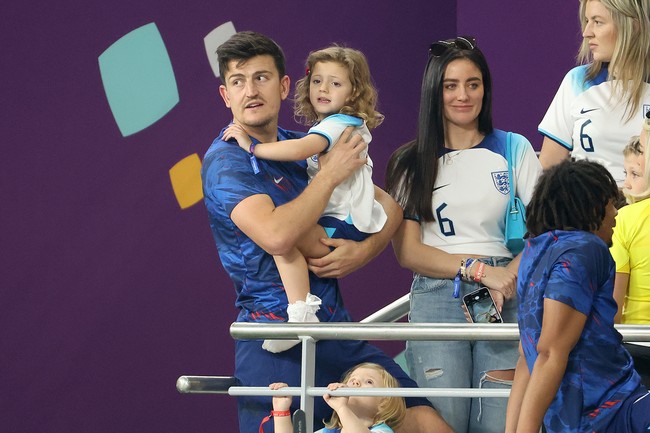 Fern Hawkins setia mendampingi sang suami, Harry Maguire, di Piala Dunia 2022 Qatar. (Foto: Getty Images/Jean Catuffe)