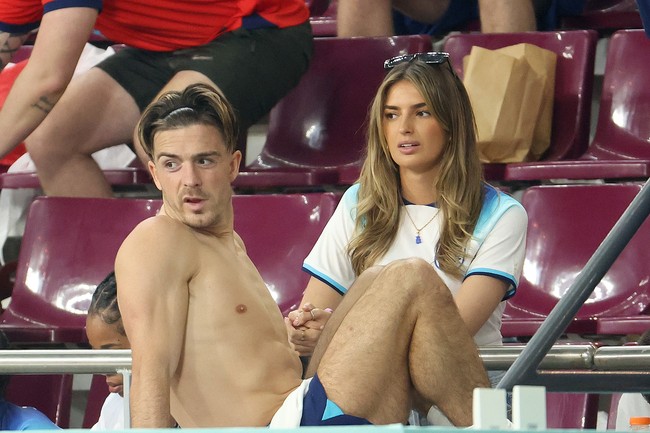 Gelandang Inggris Jack Grealish bersama sang kekasih Sasha Attwood. Keduanya tampak ngobrol bersama setelah Inggris menaklukkan Iran 6-2. (Foto: Getty Images/Jean Catuffe)