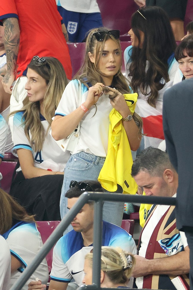 Georgina Irwin ikut mendukung tunangannya, Aaron Ramsdale, di pertandingan Inggris melawan Iran. (Foto: Getty Images/Jean Catuffe)