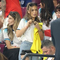 Georgina Irwin ikut mendukung tunangannya, Aaron Ramsdale, di pertandingan Inggris melawan Iran. (Foto: Getty Images/Jean Catuffe)