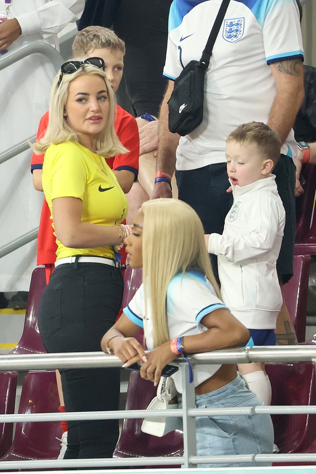 Megan Davison, istri kiper Inggris Jordan Pickford, merayakan kemenangan timnas Inggris atas Iran di Piala Dunia Qatar 2022 Grup B, Senin (21/11/2022). (Foto: Getty Images/Jean Catuffe)