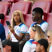 Ini Tolami Benson, kekasih Bukayo Saka, jelang pertandingan Inggris melawan Iran. (Foto: Getty Images/Matthias Hangst)