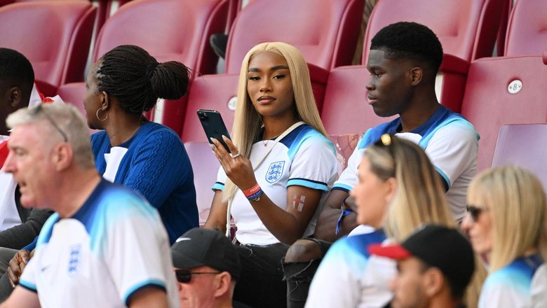 Foto WAGs Pemain Inggris di Piala Dunia 2022 DOHA, QATAR - NOVEMBER 21: Tolami Benson, partner of Bukayo Saka of England, looks on prior to the FIFA World Cup Qatar 2022 Group B match between England and IR Iran at Khalifa International Stadium on November 21, 2022 in Doha, Qatar. (Photo by Matthias Hangst/Getty Images)