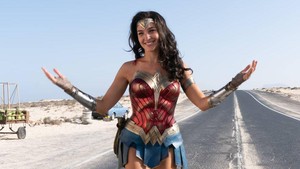 James Gunn sendiri mengonfirmasi film Wonder Woman baru sedang ditulis dan masuk prioritas produksi. Siapa pun yang terpilih akan jadi wajah baru Diana Prince di semesta DC yang baru. Jadi, tim Adria atau tim Daddario? Foto: Instagram @gal_gadot
