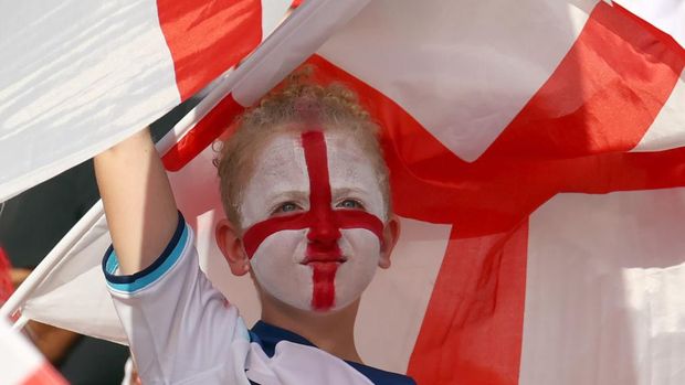 Fans Inggris mengecat wajahnya menyerupai bendera Inggris berada di tribun saat menyaksikan pertandingan Grup B Piala Dunia FIFA 2022 antara Inggris dan Iran di Khalifa International Stadium di Doha, Qatar, Senin (21/11/2022).