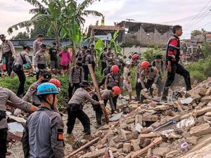 Bawa Pemotong Besi, Polisi Sukabumi Bantu Evakuasi Puing di Cianjur