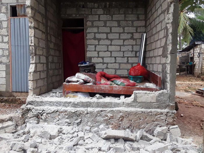 Gempa magnitudo 5,5 yang mengguncang Kabupaten Kupang, NTT pada Minggu malam (20/11/2022) menyisakan trauma bagi warga. Salah satunya yang terdampak paling parah di Desa Retraen, Kecamatan Amarasi Selatan, Kabupaten Kupang. Foto: Yufen Ernesto