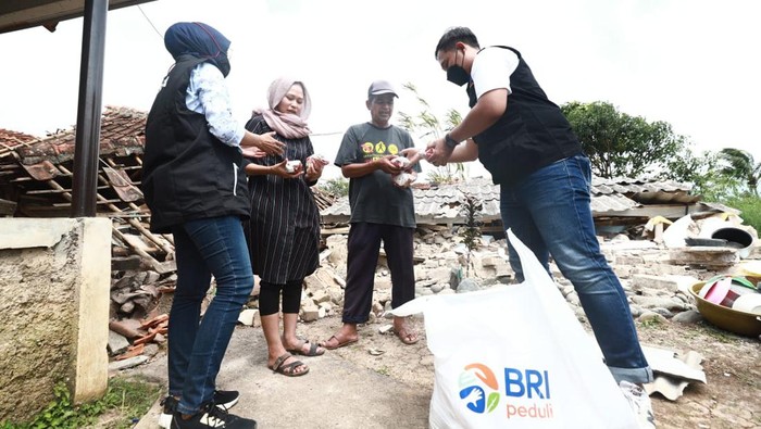 BRI beserta Insan BRILiaN (pekerja BRI) bergerak cepat menyalurkan bantuan terhadap masyarakat terdampak gempa di cianjur.
