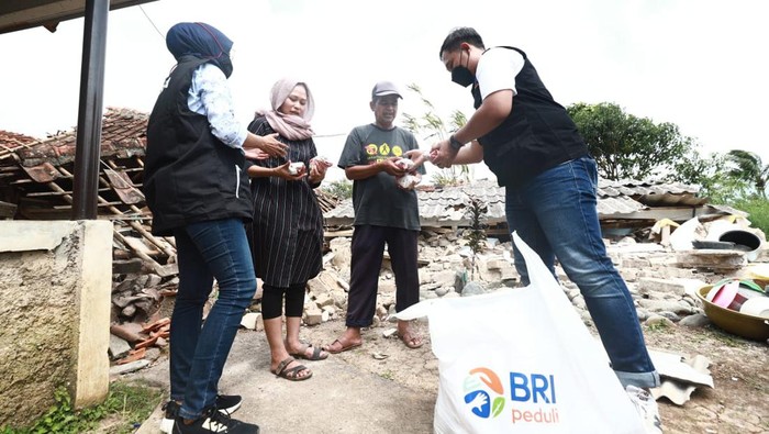 Gerak Cepat Salurkan Bantuan untuk Korban Gempa Cianiur BRI beserta Insan BRILiaN (pekerja BRI) bergerak cepat menyalurkan bantuan terhadap masyarakat terdampak gempa di cianjur.