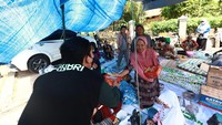 Bantuan yang diberikan adalah makanan siap saji, roti, air mineral, dan sembako.