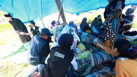 Relawan mendatangi tenda pengungsi untuk membagikan sejumlah makanan. BRI beserta Insan BRILiaN (pekerja BRI) bergerak cepat dengan menyalurkan bantuan terhadap masyarakat terdampak.