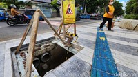 Warga diharapkan berhati-hati saat melintas di trotoar tersebut.