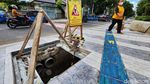 Hati-hati! Ada Lubang Menganga di Trotoar Jalan Agus Salim Jakarta