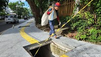 Warga melintas di jalur pedestrian dengan got yang belum ditutup, Selasa (22/11/2022) sekitar pukul 16.00 WIB.
