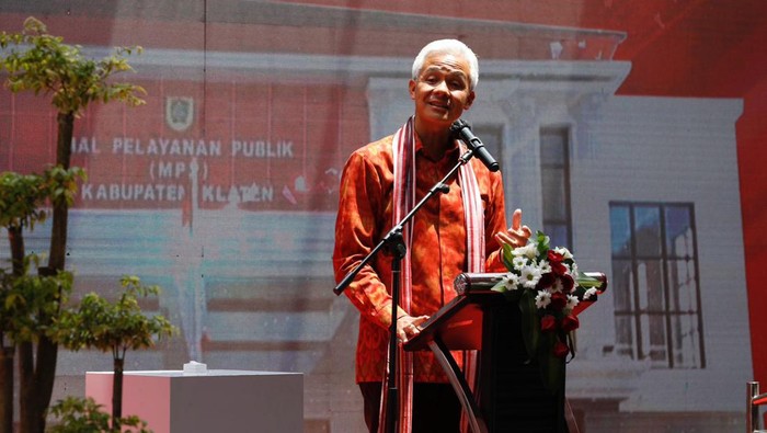 Gubernur Jawa Tengah Ganjar Pranowo meresmikan Mal Pelayanan Publik (MPP) Kabupaten Klaten. Total ada 25 instansi pelayanan publik di MPP Klaten.