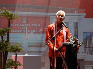 Ganjar Unggah Foto Berambut Hitam Usai Kode Jokowi Pemimpin Rambut Putih
