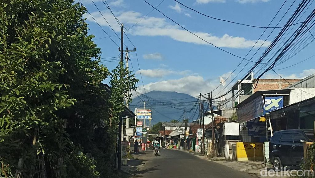 Dua Jalur Pendakian Gunung Gede Retak Imbas Gempa Cianjur
