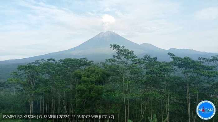 Gunung Semeru di Lumajang erupsi pagi tadi pukul 05.00 WIB