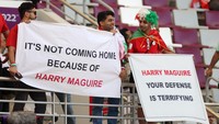 Pendukung Timnas Inggris masih tak terima bek MU Harry Maguire dibawa Qatar. Dengan penampilannya yang buruk bersama MU, mereka menilai Harry Maguire harusnya ditepikan.(Getty Images/Julian Finney)