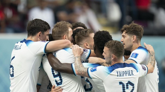 DOHA, QATAR - NOVEMBER 21: the players of England celebration of the Gol the FIFA World Cup Qatar 2022 Group B match between England and IR Iran at Khalifa International Stadium on November 21, 2022 in Doha, Qatar. (Photo by Tnani Badreddine/DeFodi Images via Getty Images)
