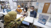 Operational Director Asuransi Astra Hendry Yoga, Direktur Corporate Brand & Communication Management Mitra Keluarga Nurvantina Pandina melihat peserta Garda Medika, dalam proses appointment secara online melalui aplikasi Garda Mobile Medcare untuk mendapatkan kode booking serta nomor urut dokter di RS Mitra Keluarga, Bekasi, Jawa Barat.