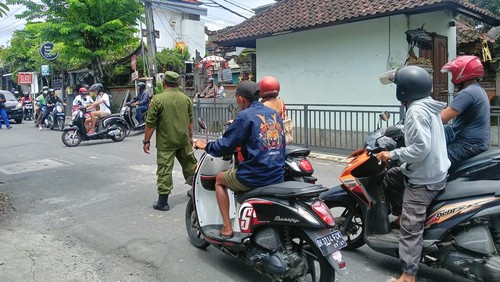 Jalan Gang Batu Sari yang kini dimanfaatkan warga sebagai jalur alternatif dari Canggu menuju Kerobokan, Badung, Bali.