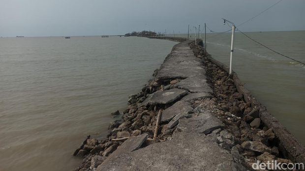 Jalan penghubung perkampungan dengan Makam Syekh Mudzakir atau 'makam terapung' di Demak putus, Selasa (22/11/2022).