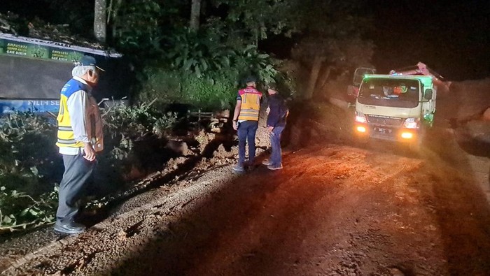 Jalan Tertutup Longsor Akibat Gempa Cianjur Sudah Bisa Ditembus Kementerian Pekerjaan Umum dan Perumahan Rakyat (PUPR) melakukan beberapa penanganan di ruas jalan nasional Puncak-Cipanas-Cianjur yang tertimbun longsor. Bencana ini merupakan imbas dari gempa bumi berkekuatan 5,6 M yang menimpa Kabupaten Cianjur pada Senin kemarin.