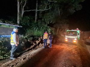 Sempat Tertutup Longsor, Jalan Cianjur-Cipanas Dibuka Lagi Siang Ini