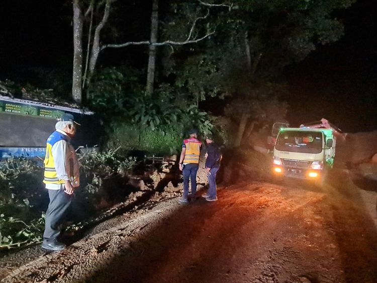 Jalan Tertutup Longsor Akibat Gempa Cianjur Sudah Bisa Ditembus