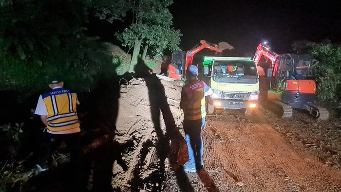 Jalan Tertutup Longsor Akibat Gempa Cianjur Sudah Bisa Ditembus Kementerian Pekerjaan Umum dan Perumahan Rakyat (PUPR) melakukan beberapa penanganan di ruas jalan nasional Puncak-Cipanas-Cianjur yang tertimbun longsor. Bencana ini merupakan imbas dari gempa bumi berkekuatan 5,6 M yang menimpa Kabupaten Cianjur pada Senin kemarin.