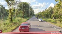 Menurut pengamatan kami selama empat hari berkeliling kota dan perbatasan, infrastruktur di Thailand, terutama jalan-jalannya begitu terawat.  Ini jalanan di Chiang Mai menuju ke .Elephant Poopoopaper Park