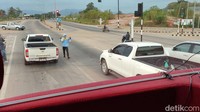 Seperti tiada jalan berlubang di dua kota awal perjalanan kami di Thailand, yakni Chiang Mai dan Chiang Rai. Pun ada, hanyalah lubang kecil yang akan segera ditambal dan tiada terasa tambalannya.