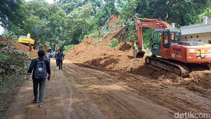 Jalur Puncak usai diterjang longsor imbas gempa Cianjur, Jawa Barat.