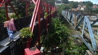 Jembatan peninggalan Belanda di atas sungai Cisadane tersebut telah selesai diperbaiki dan kembali dapat digunakan.  