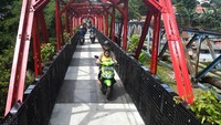 Jembatan ini menjadi akses utama warga di dua Kelurahan di Kota Bogor dalam beraktivitas. 
