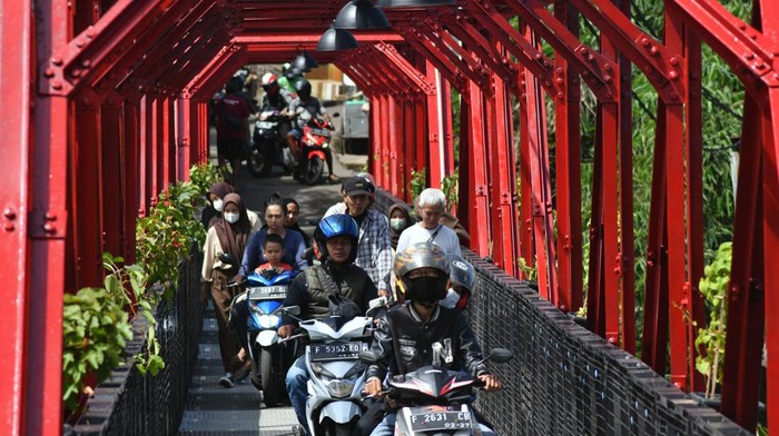 Jembatan Peninggalan Belanda di Bogor Sudah Bisa Dilewati Lagi Sejumlah pengendara motor melewati Jembatan Ledeng di Kampung Sindangsari, Kelurahan Kebon Kalapa, Kota Bogor, Jawa Barat, Selasa (22/11/2022). Jembatan peninggalan Belanda di atas sungai Cisadane tersebut telah selesai diperbaiki dan kembali dapat digunakan karena menjadi akses utama warga di dua Kelurahan di Kota Bogor dalam beraktivitas. ANTARA FOTO/Arif Firmansyah/foc.