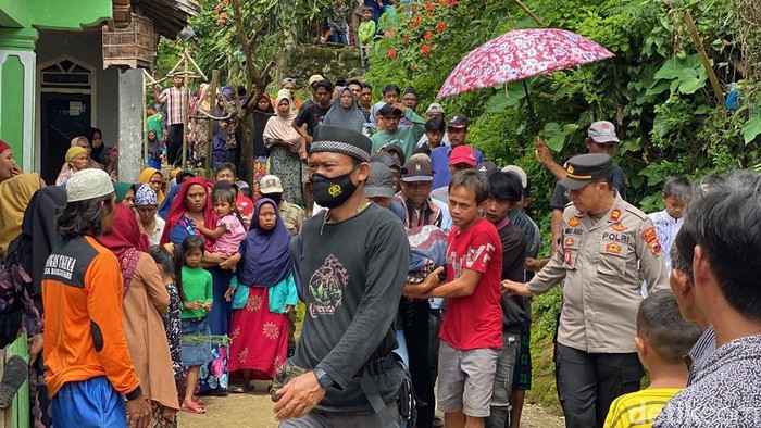 Jenazah santri korban gempa Cianjur asal Brebes tiba di rumah duka, Selasa (22/11/2022).