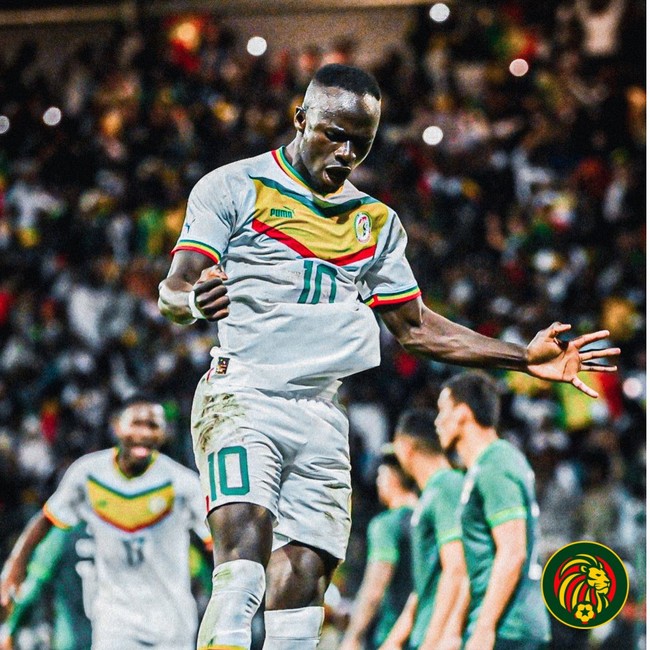 5. SenegalSeragam bola Senegal diproduksi oleh Puma. Dihadirkan dengan warna putih, jersey itu tetap terlihat khas dengan motif bendera mereka di bagian dadanya. Nomor pemain juga bisa dengan mudah dilihat di bagian dada dan sisi celana. Foto: Internet