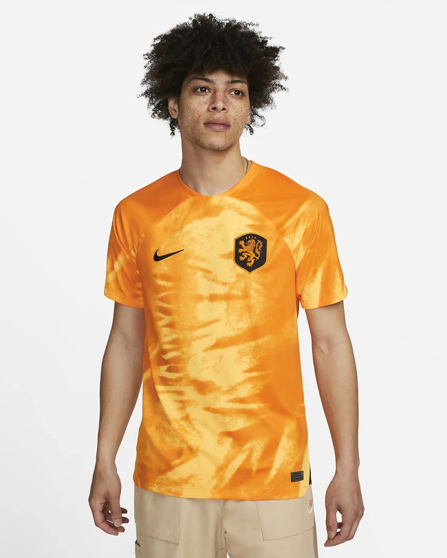 4. BelandaSelain Inggris, jersey timnas Piala Dunia Qatar 2022 yang mudah dikenali adalah Belanda. Seragam bola ini tampil dengan warna Laser Orange atau oranye kekuningan. Sedangkan untuk versi away, jersey hadir berwarna biru tua. Diproduksi Nike, baju bola tersebut tampil beda karena bahannya hadir dengan kesan beludru.Foto: Internet