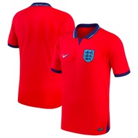 6. InggrisJersey timnas Inggris kali ini hadir dengan nuansa 90an. Dibanding yang lainnya, seragam Inggris bisa dibilang lebih mencolok karena warnanya merah. Jersey varian away (tandang) yang diproduksi Nike berikut terlihat klasik tapi mudah dikenali dengan kombinasi warna merah dan birunya. Foto: Internet