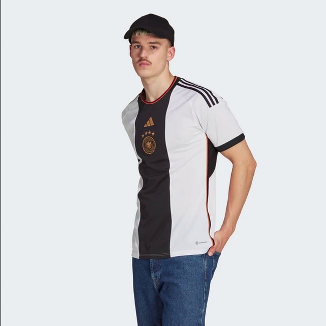 7. JermanJersey Jerman telah lama menjadi favorit para penggemar. Untuk Piala Dunia Fifa 2022 Qatar yang diproduksi Adidas, seragam bola mereka dihadirkan dengan desain yang simple dan elegan. Salah satunya adalah t-shirt putih dengan aksen colorblock hitam dan logo juga nomor pemain mereka di bagian depan.Foto: Internet